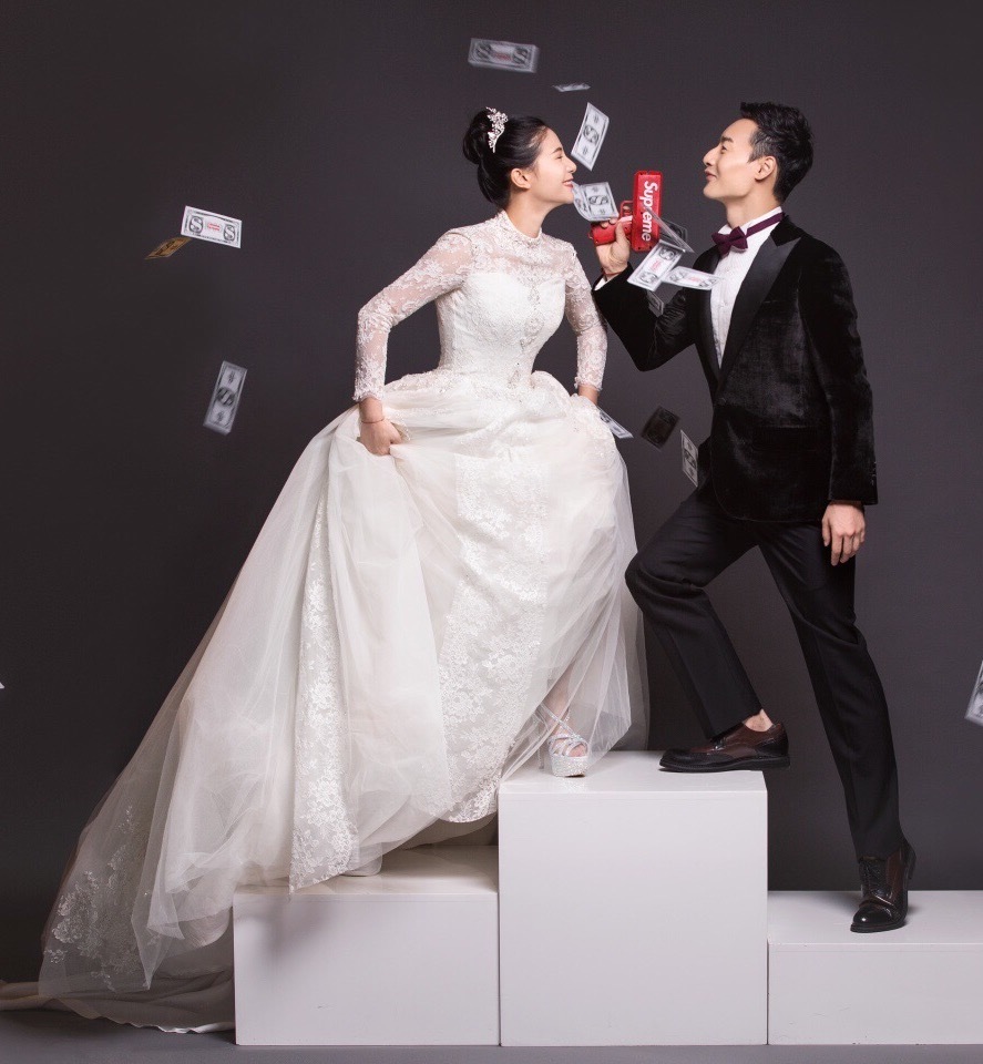 何姿秦凯晒西式婚纱照 身披白纱宛若公主 何姿秦凯晒西式婚纱照 身披白纱宛若公主