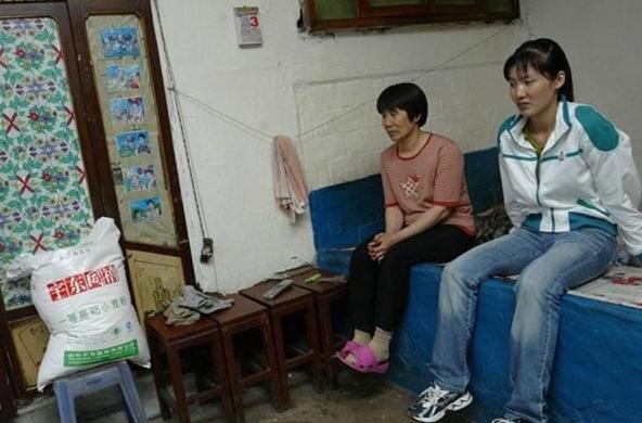 奥运冠军奖金被克扣 为给母亲治病发传单赚钱