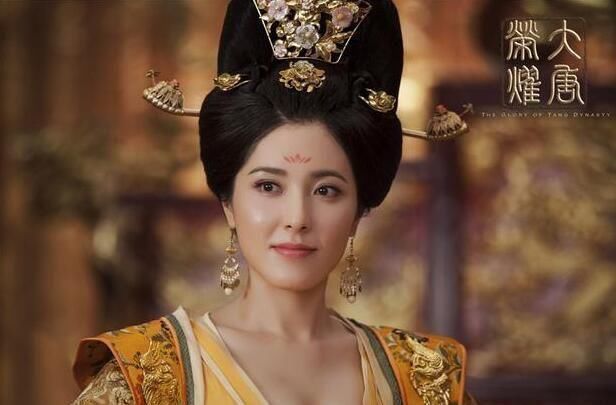 范冰冰和景甜同穿唐装,一个艳俗廉价,一个壕气