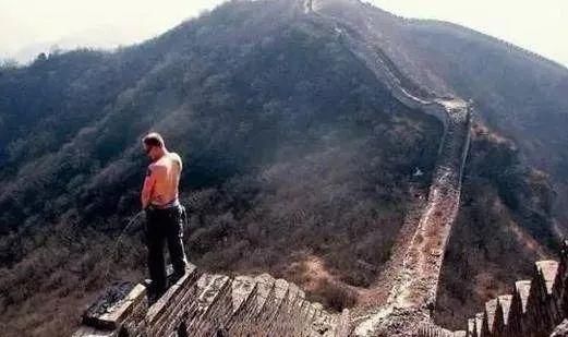 一段在国外走红的高铁不文明行为画面,不要只