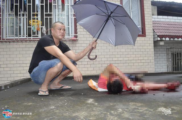 男子离奇坠楼 市民为其打伞遮阳