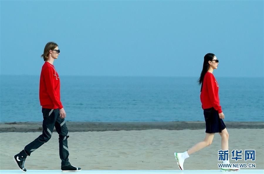 　9月5日，模特在展示皮尔·卡丹时装。 当日，皮尔·卡丹2020春夏大型时装发布会在河北省秦皇岛市北戴河新区阿那亚沙滩举行。 