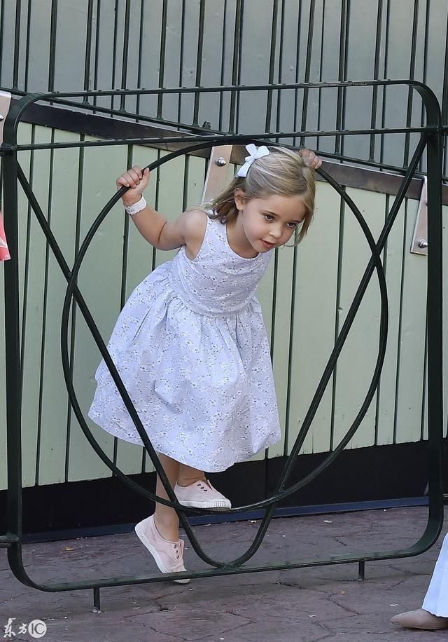 虽然是瑞典王位的第二顺位继承人,6岁小女公爵