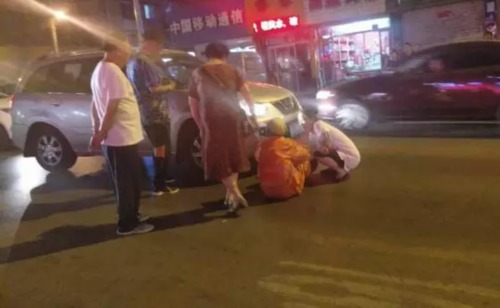 男子当众侮辱环卫工:垃圾!我撞死你 男子当众侮辱环卫工:垃圾!我撞死你