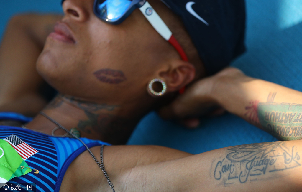 这哥们看起来很嘻哈啊~