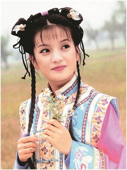 嫁给了富商黄有龙,还为他生下女儿"小四月"