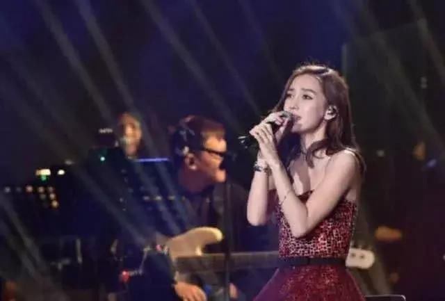 唱歌跑调演技不及格,参加跳舞评委给0分,靠脸