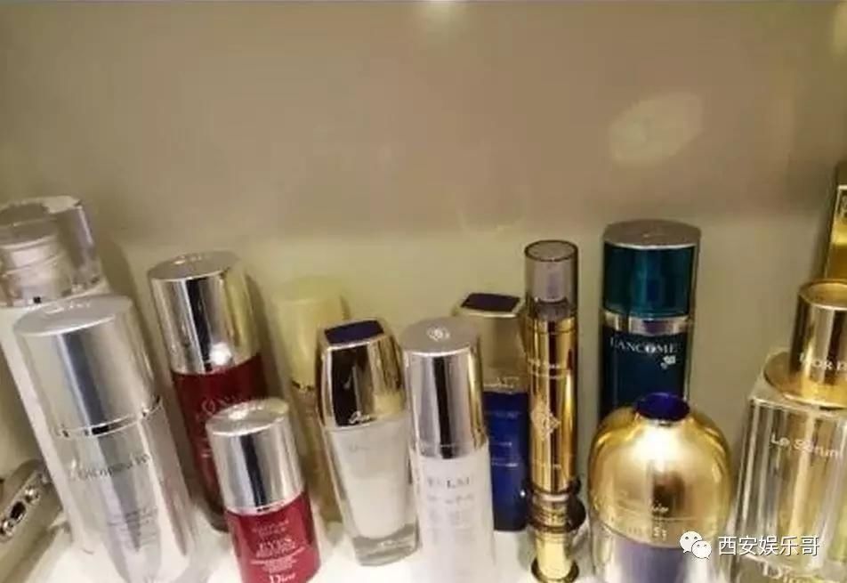 岛国蛇精男3年整容200次 光鼻子就8万 整容