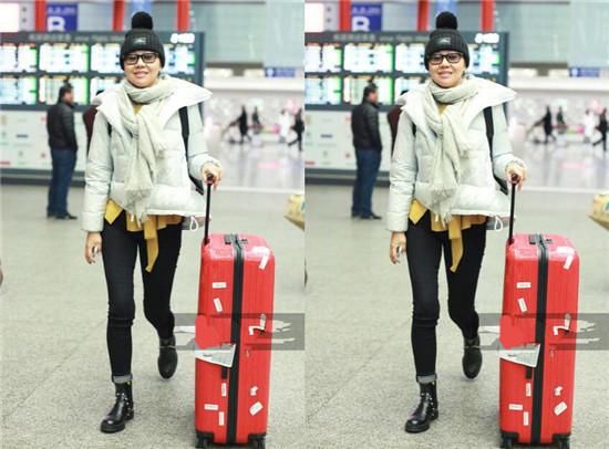 47岁闫妮牛仔裤羽绒服现身机场,网友:这才多久