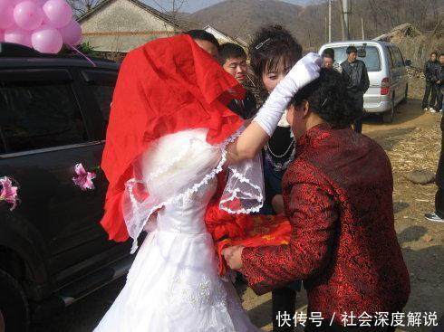 当初结婚婆家没给彩礼,看到小姑子的嫁妆老公