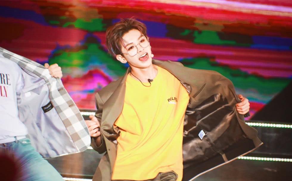 Justin黄明昊真人吃鸡综艺路透照曝光! 露肌肉