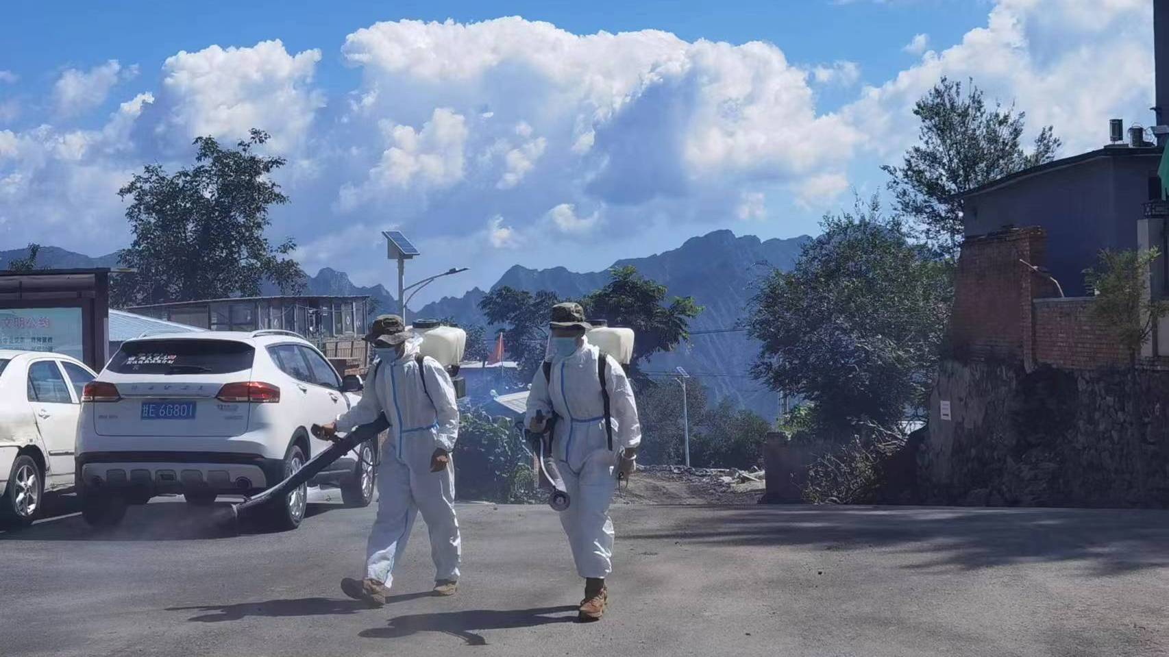 北京卫戍区官兵对大安山地区进行防疫消杀