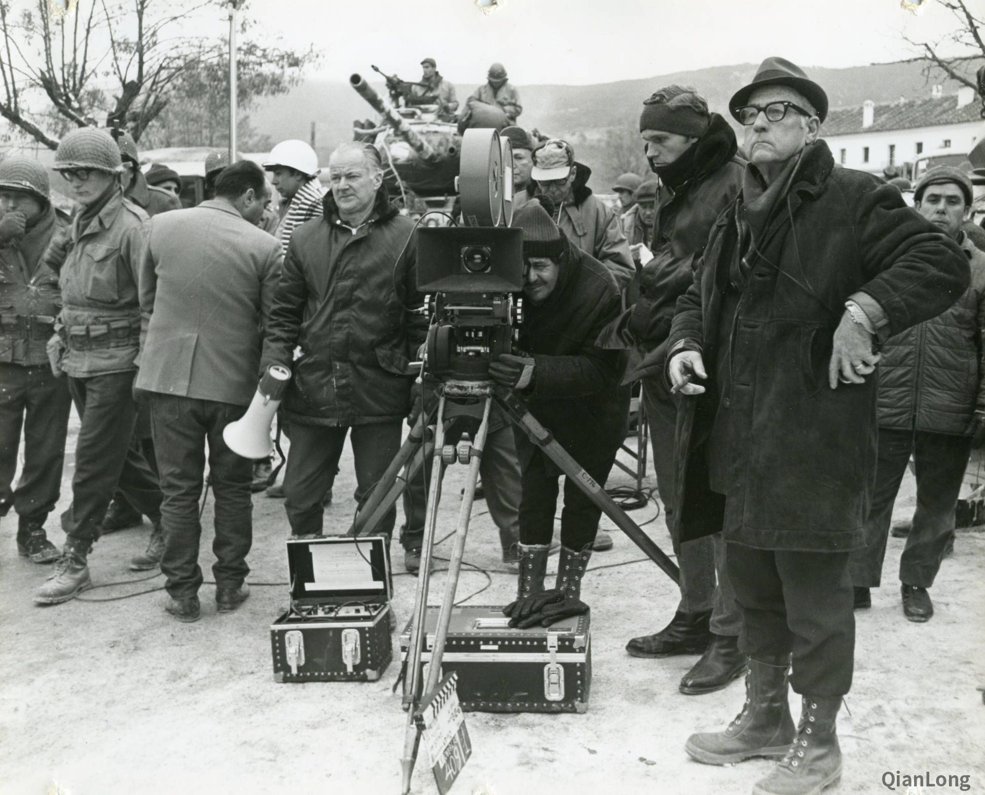 电影《巴顿将军》拍摄现场 认真的剧组人员面