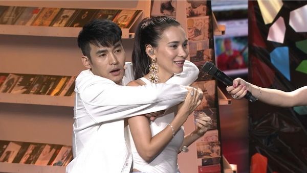 韩庚心疼!卢靖姗踩高跟鞋教女子防身术当场摔