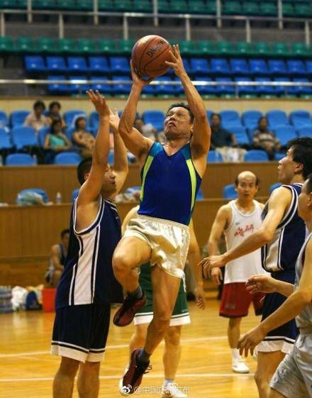 实力圈粉!82岁钟南山秀肌肉,一口气10个引体