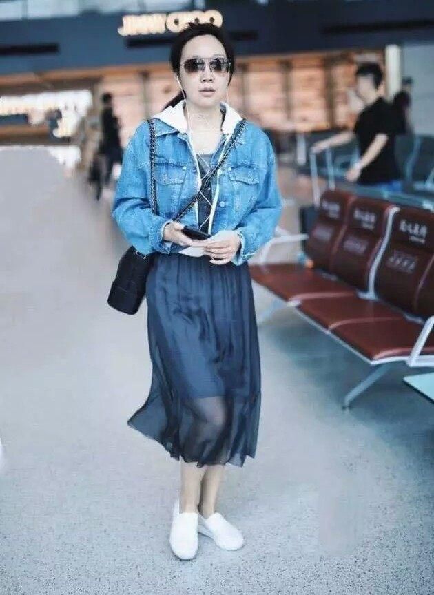 闫妮这次扛不住了!素颜现身老了不止十岁,网友