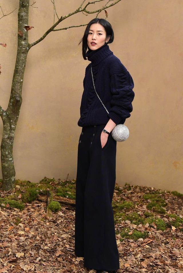 刘雯香奈儿大秀亮瞎双眼,hold男装还能这么美