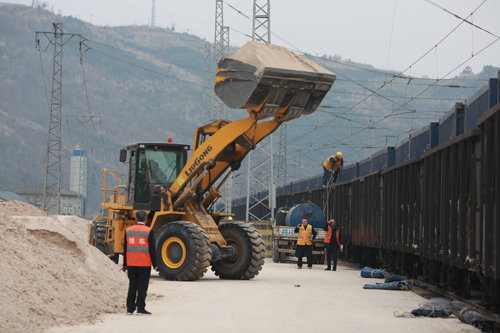 图为车站正进行装车作业,将当地产的石英砂运往全国