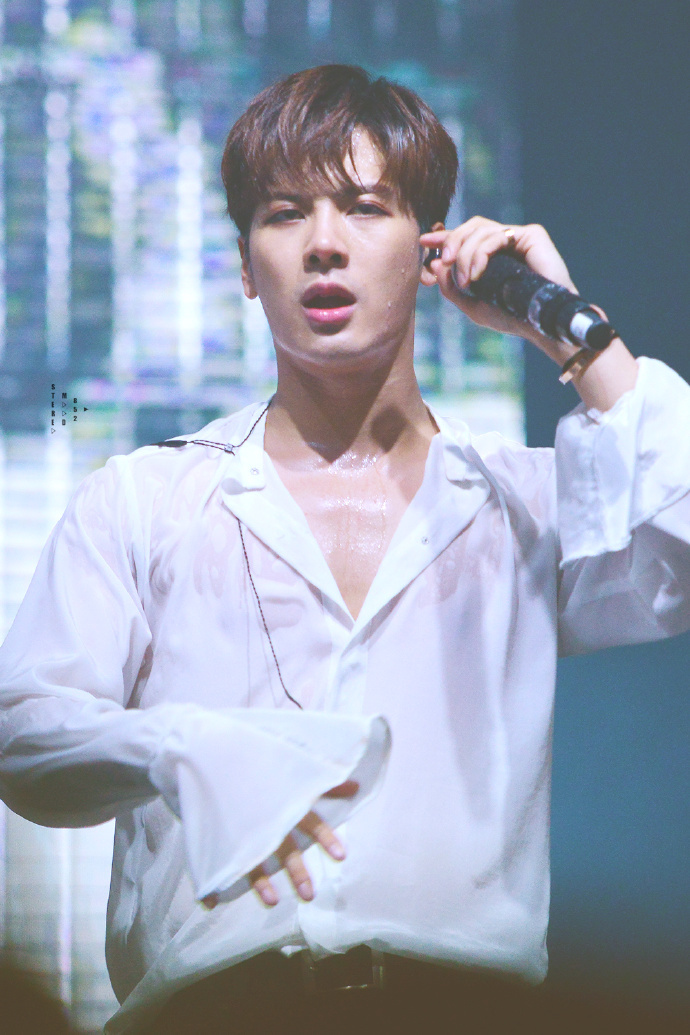 [GOT7][分享]170422 王嘉尔禁欲系白衬衫演绎湿身play 撩人画面引人遐想