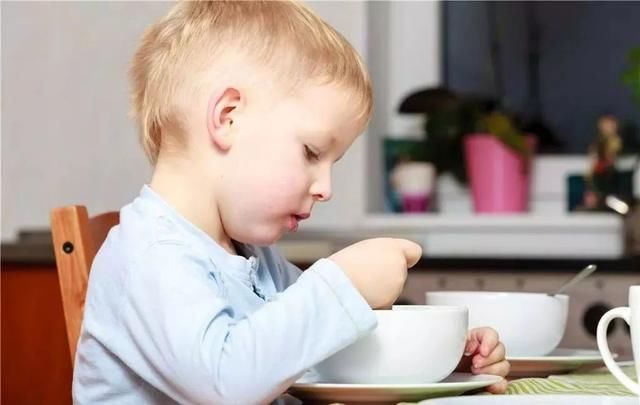 喂孩子吃饭比减肥还难!不懂这几点,难怪餐餐被