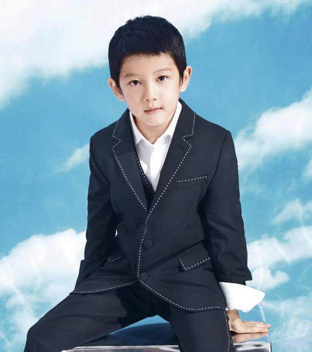 40岁胡静全家近照,拿督老公身家50亿,9岁牛魔