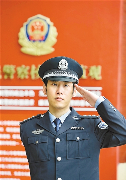 独臂刑警陈冰:模范践行十九大精神 做温暖他人的灯 独臂刑警陈冰:模范践行十九大精神 做温暖他人的灯