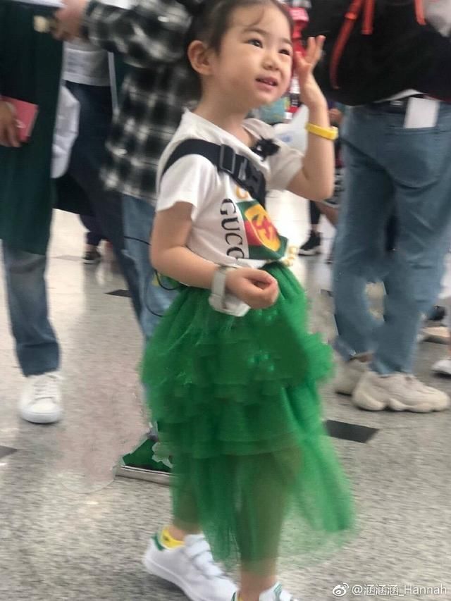 戚薇女儿lucky参加节目录制,正脸曝光和妈妈真