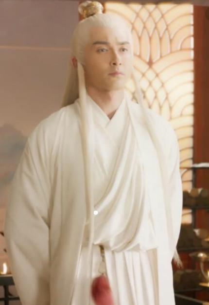 《三生三世》东华帝君在凤九承袭女君当天穿白