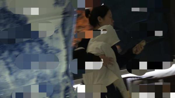 曝周冬雨深夜醉酒 烂醉如泥靠助理搀扶被疑恋情生变?(图2) 曝周冬雨深夜醉酒 烂醉如泥靠助理搀扶被疑恋情生变?(图2)