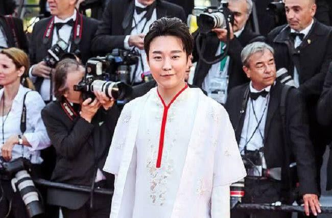 李玉刚戛纳走红毯一身中国风,遭保安驱赶,丢人