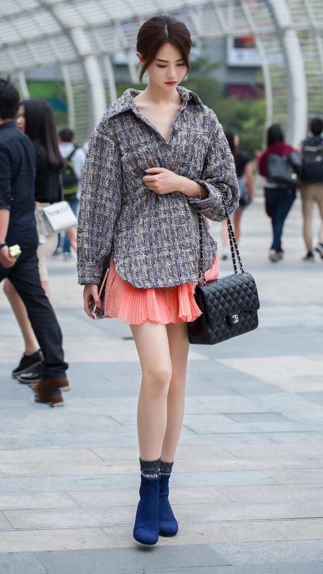 街拍:粉红色小短裙的美女,真的是人见人爱-北京