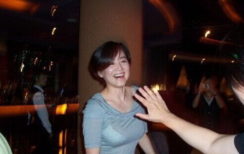 甚至60岁了，还依然有不少网友翻出年轻美照。但是，人们却忽略了60岁的林青霞那淡淡的美中，透出的女神韵味。