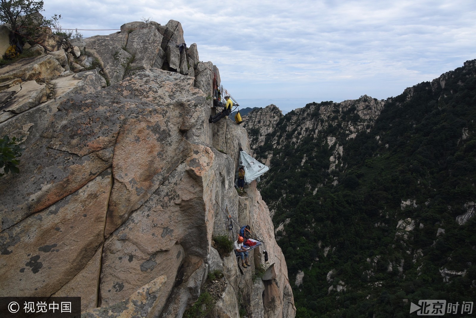 山东临沂沂蒙山龟蒙景区悬崖帐篷
