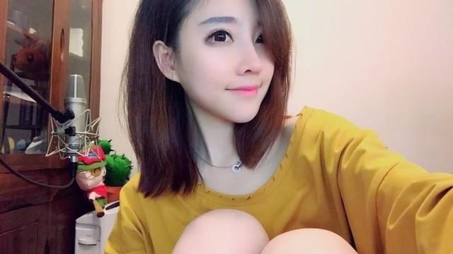 可爱的斗鱼女主播冯提莫:唱火了《佛系少女》