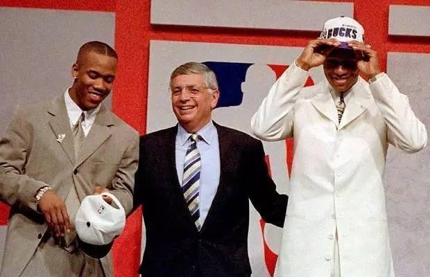 刚被选中就遭交易的球星:科比让黄蜂后悔一生