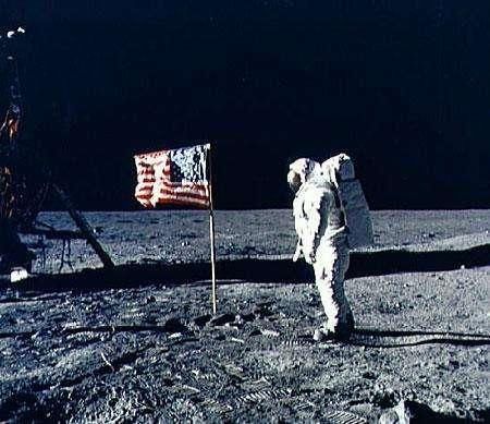 1969年被宇航员插在月球上的美国国旗,现在怎