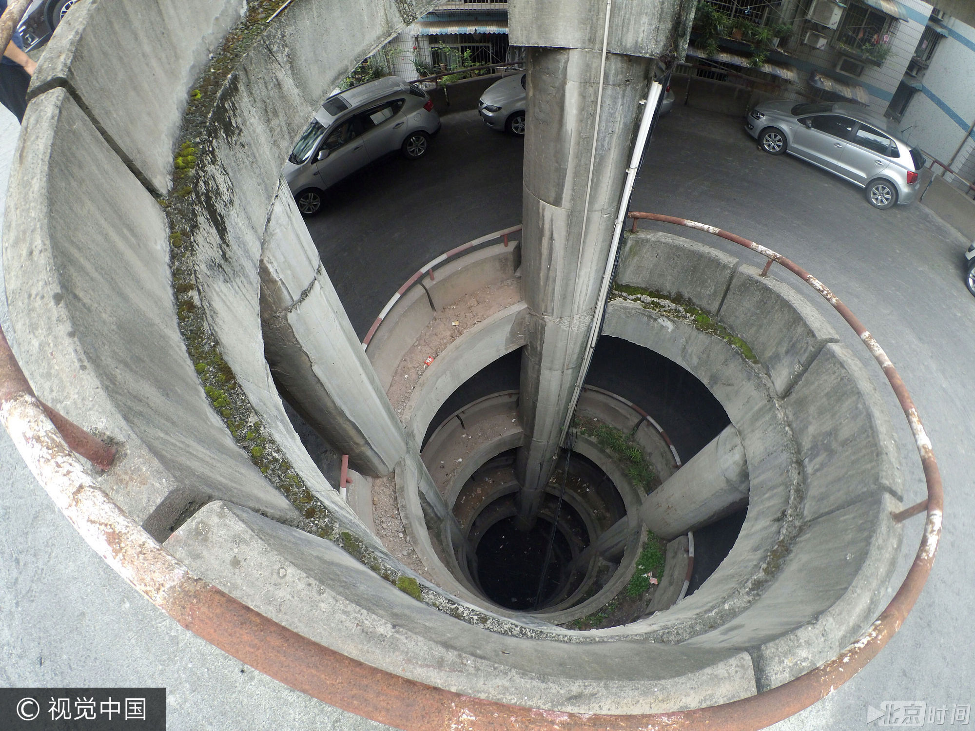 重庆现“螺旋”停车场 从公路到车库要下 5 层楼 重庆现“螺旋”停车场 从公路到车库要下 5 层楼