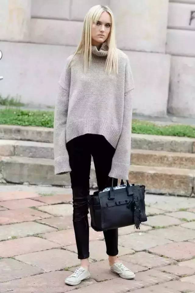 黑裤子搭配上运动鞋就是"减龄神器",活泼又不老气,20,30,40岁都能穿出