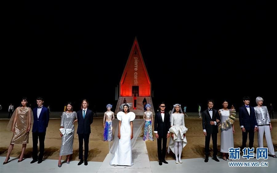 　9月5日，模特在展示皮尔·卡丹时装。 当日，皮尔·卡丹2020春夏大型时装发布会在河北省秦皇岛市北戴河新区阿那亚沙滩举行。 