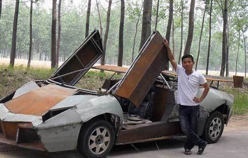 江苏省男子建造了自己的“兰博基尼跑车”。据28岁的王建称，他从小就非常喜欢汽车，16岁时成为汽车修理师。在一个汽车陈列室工作10年后，王建开始自己创业。他说：“我经常觉得自己错过了某些东西，我最想为自己建造一辆独一无二的汽车。”为此， 王建决定为自己建造兰博基尼Reventon。