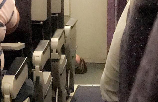 英客机空调故障致乘客中暑倒地 瓶装水仍要高价 英客机空调故障致乘客中暑倒地 瓶装水仍要高价