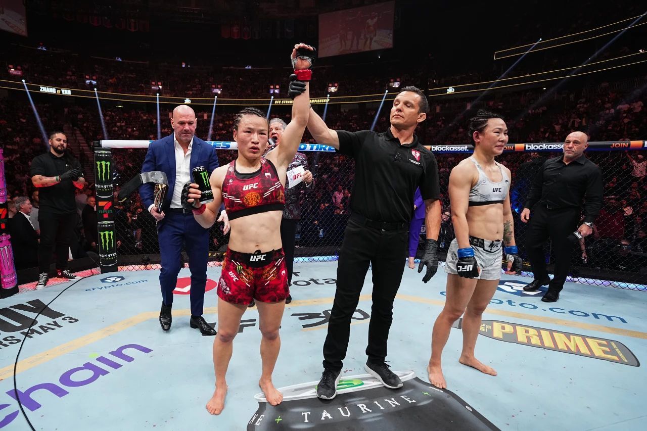 赢下UFC史上首个中国德比!张伟丽卫冕女子草量级金腰带_北京时间