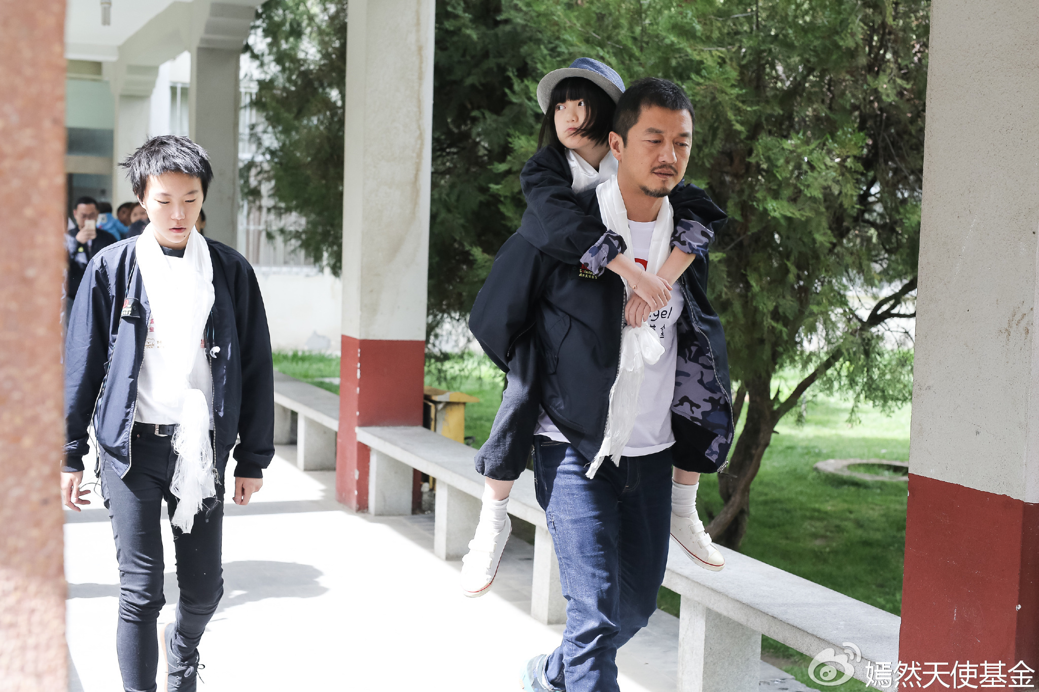 父女三人行!李亚鹏背高反李嫣做公益 窦靖童相伴