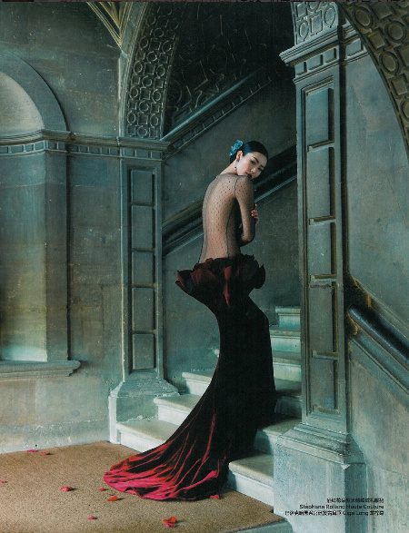 背部只有一层薄薄的黑纱，精致的诱惑。