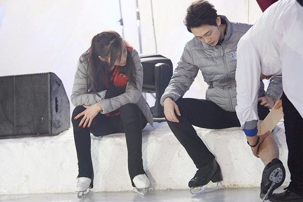 《跨界冰雪王》国际裁判打分"动真格" 营员们淘汰赛"压力山大"