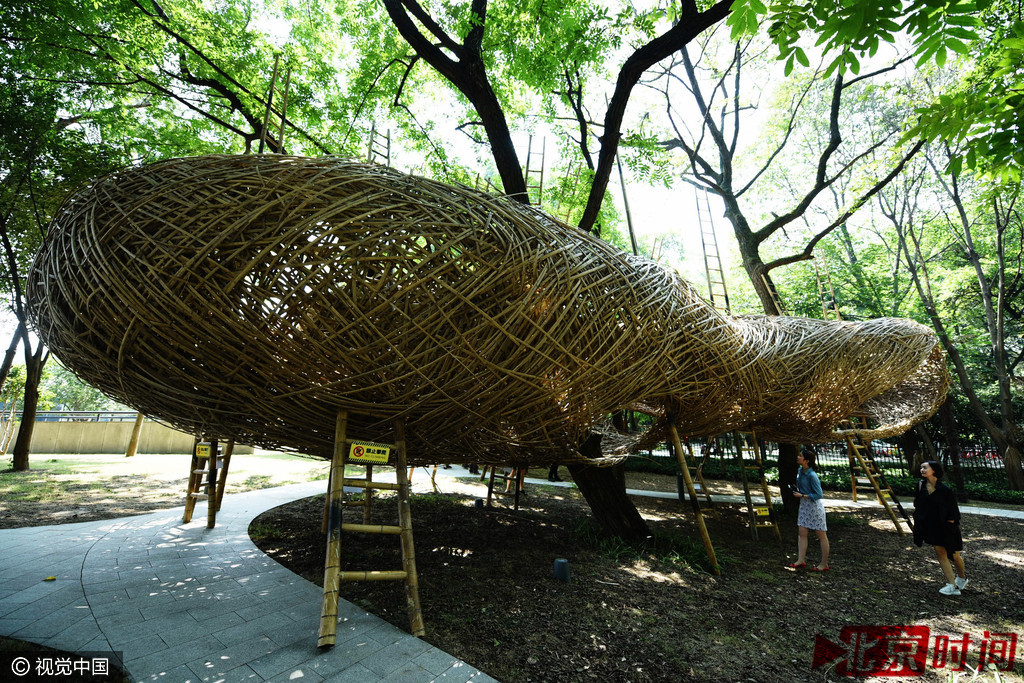 当日，以反映人与自然和谐相处的巨型“鸟巢”亮相在浙江美术馆开幕的第二届杭州纤维艺术三年展，吸引不少上参观者的目光。