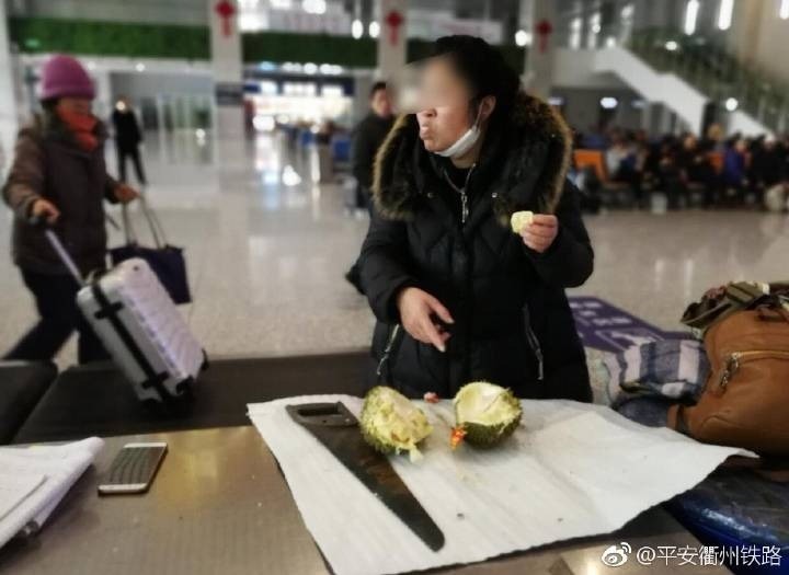 其表示：不愿意麻烦家属跑一趟过来领取，最好的办法就是自己吃掉再坐车！
