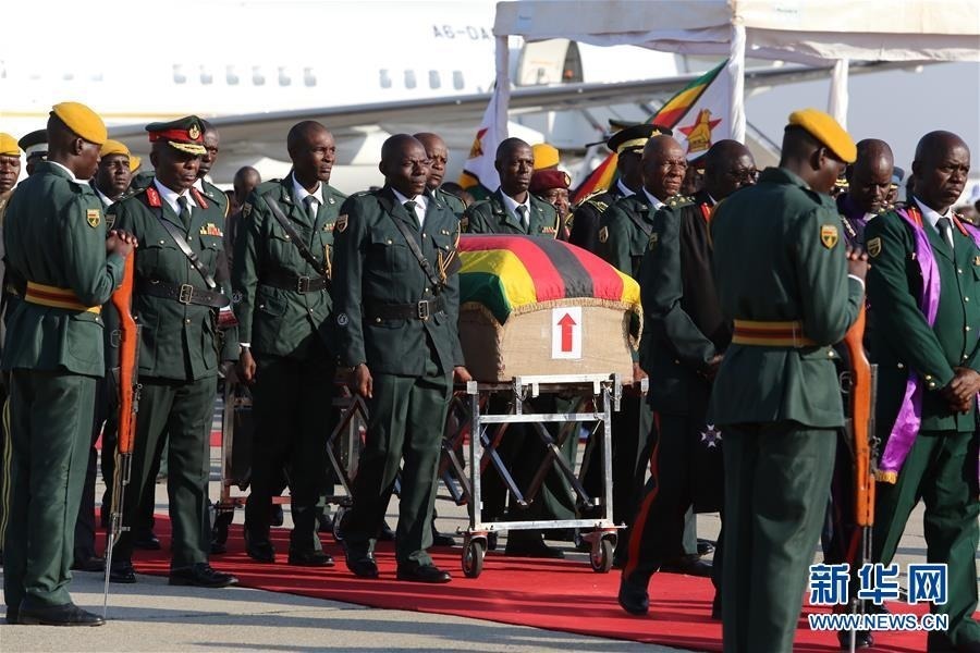 9月11日，在津巴布韦首都哈拉雷，前总统罗伯特·穆加贝的遗体运抵机场。 运送津巴布韦前总统罗伯特·穆加贝遗体的专机11日下午抵达哈拉雷。津巴布韦总统埃默森·姆南加古瓦等政要以及上千民众到机场迎接。