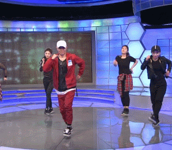 中国流行舞元老级人物小船老师根据网络最流行的鬼步舞,巴拿马舞,抖肩