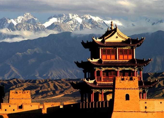 透过千年烽火 看中欧班列开进戈壁雄关